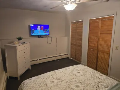 Charming 2-bedroom Apartment with AC, WiFi in delightful Pawtucket Flying Shuttles Studio附近的飯店
