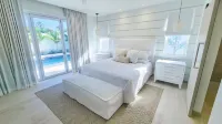 Luxe Private Pool Villa in Porters Place, Exclusive Beach Club Access, Gym & BBQ Hotels in Porters