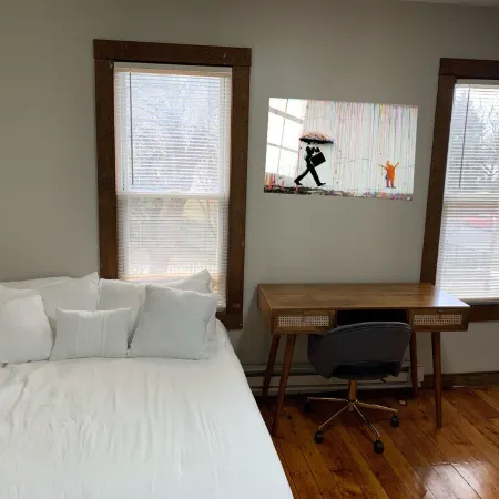 1 mile from Strong URMC, Downtown Rochester Micro Studio Tiny House Apartment Отели рядом с достопримечательностью «Музей Стронг»