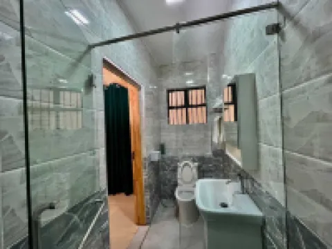 SPACIOUS 1,2 BEDROOM APARTMENT WITH GYM,SWIMMIMING POOL &LAKE VIEW Отели в г. 