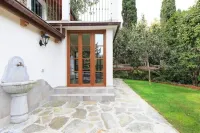 Lake Apartment With Lush Garden Veranda Hotels in Gonte