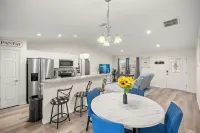 Charming 3-bedroom house in peaceful Ocala with WiFi, AC Hotels in Silver Springs Shores