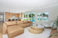 Modern, new 4-bedroom with private beach, heated pool and all the amenities Hotels in Greenport West