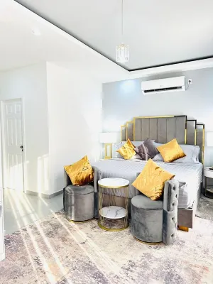 Beautiful 3 Bed Townhome in Gated Community in La Ceiba with Pool, WiFi, AC فنادق في 