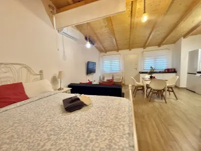 Rosa Home · Quiet Private House Close to Madrid City Center Hotels near Zielo Shopping Pozuelo