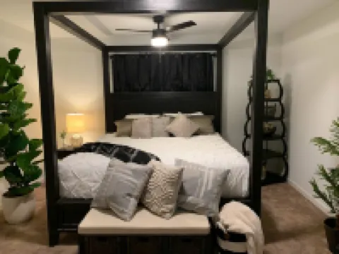 Cozy & Charming 4-bdr house, clubhouse, pool. Close to shops & 6mls to masters.