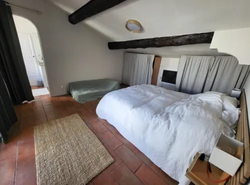 Village house in Pomérols with roof terrace Pomerols 호텔