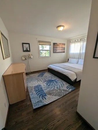 Venice beach home with huge fenced yard, hot tub, safe, quiet, parking Отели рядом с достопримечательностью «Дорожка вдоль венецианских каналов»