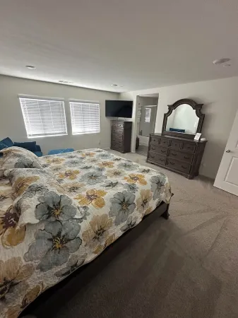 Spacious 5-bedroom house with AC, WiFi and beautiful pool in fantastic Coachella