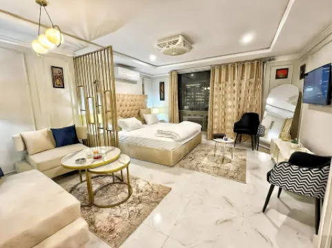 Cozy Apartment with King Bed,