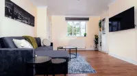 Modern,comfy 2 Bedroom House in Hatfield, Town Centre, Free Parking! Hotels in Hatfield