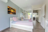 La Villa Jasmin Heated pool Jacuzzi Hotel a 