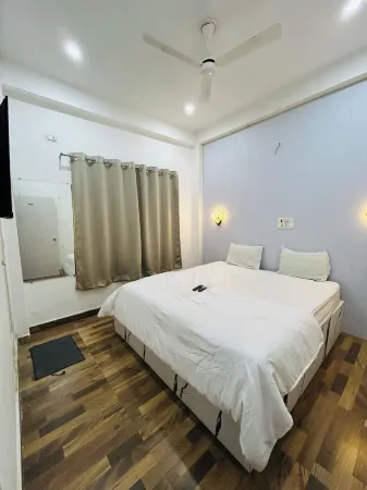 Hotel the White House Varanasi Отели в г. Манроли