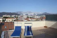SMALL PENTHOUSE SEA VIEW MOUNTAINS IN MARINA DI CARRARA 100 MT FROM THE SEA