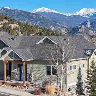 Modern Mountain Retreat/Incredible Mountain Views/Stylish Kitchen/Spotless Hotel Exterior