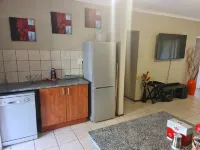 The Retreat, Midrand: - Cozy 2Bed 2Bath Unit. Clean and Family friendly house