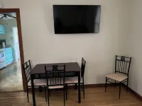 Charming 2-bedroom house with WiFi, AC in adorable Sycamore Hotel a Sycamore