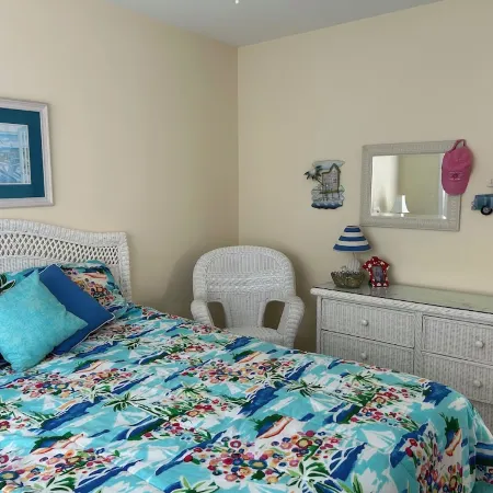 Charming and convenient 4 BR house in the heart of Surf City!