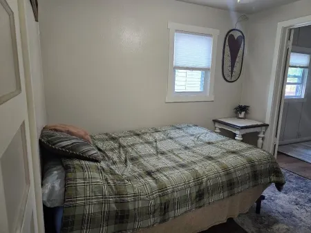 Charming 2-bedroom cottage in Craig--Walk to Shops, Dining & Downtown Activities Отели в г. Крейг