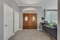 Charming 3-bedroom house in wonderful Grand Prairie with Pool Table and Office