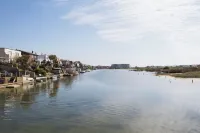 Waterfront home with hot tub/sauna Hotels in Lancing