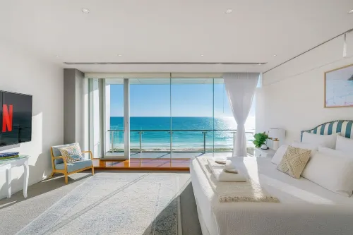Henley Beachfront Luxury Home With Private Pool, Spa And Sauna!