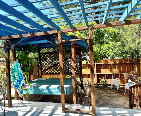 Gorgeous poolside/hot tub suite in wine country, near biking and theatre.