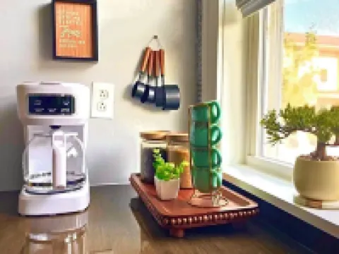 Step into a serene stay where electric charm meets cozy coastal tranquility. ポータケットのホテル