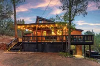 NEW!! Modern, updated 2-bedroom cabin with WiFi, games and views in quaint Pine