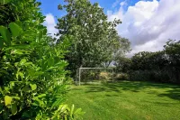 Family vacation in a cozy Swedish-style house with a spacious garden - บังกะโล