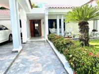 Large 3 BD home w/AC,Beautiful Yard,Best location Hotel a San Francisco de Macoris