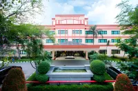 Asuka Hotel MM2100 Industrial Town Hotel dekat Lapangan Merak, Mangun Jaya 2