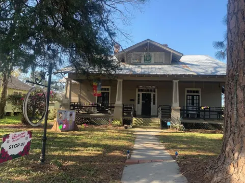 Spacious 5-bedroom house steps from Festival with large yard, AC In Downtown