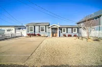 Waterfront Beach Haven West Home w/ Boat Dock - Kæledyr tilladt