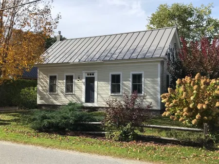Cozy Farmhouse Nestled Between Stowe and Waterbury