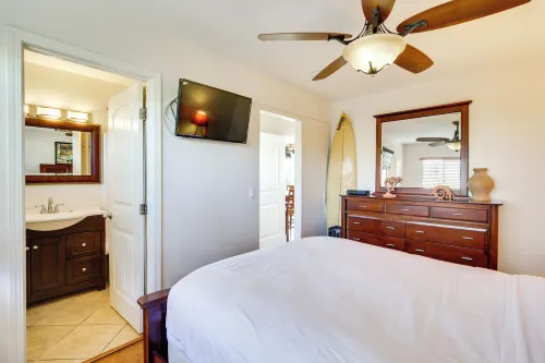 Tropical Oceanside Home w/ Deck, Walk to Beach - View biển