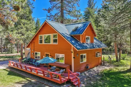 Hot Tub, Riverfront Chalet Family & Dog Friendly on Acre Near 3 Ski Areas, Sled
