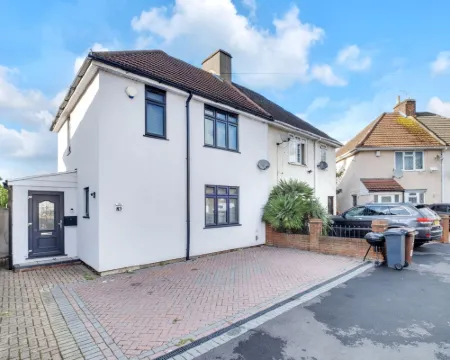4 Bed House-Garden-Parking-15 Min Elizabeth Line Hotels in Dagenham