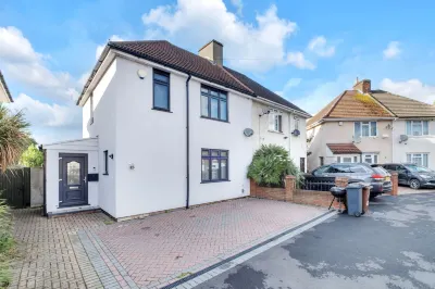 4 Bed House-Garden-Parking-15 Min Elizabeth Line Các khách sạn gần London Riverside Church
