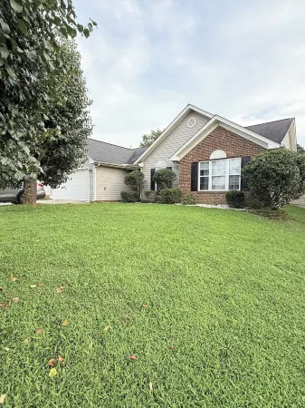 Modern 3 Br 2 BA Home with Backyard – 8mi Downtown Отели рядом с достопримечательностью «Университет Северная Каролина в Шарлотт»