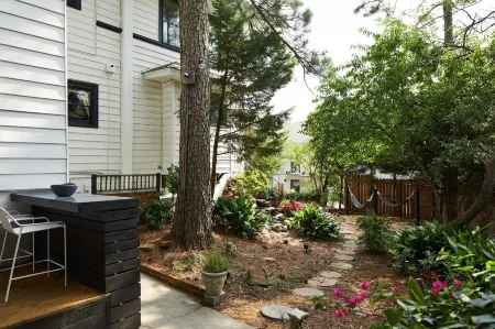 Apt1@EdenBrae - Serene, Walkable, Modern Retreat, Named Best in Bham Отели рядом с достопримечательностью «Бирмингем Джефферсон Конвеншен Комплекс»