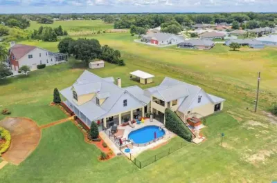 Adorable private 1-bedroom studio on mini-farm. Hotels near Gibsonia Flowers
