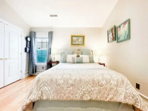 Lovely 3 Bdrm Home w/Free Parking Close to I-75!