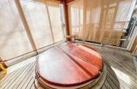 Spacious Cabin w/hot tub , pool and lake access, sleeps 8