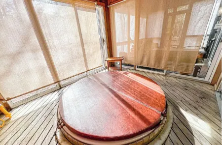 Spacious Cabin w/hot tub , pool and lake access, sleeps 8