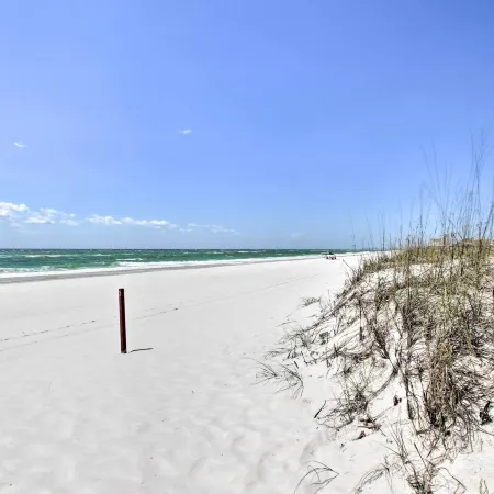 Pensacola Beach Home 1 Block to Beach Access Отели в г. Пенсакола Бич