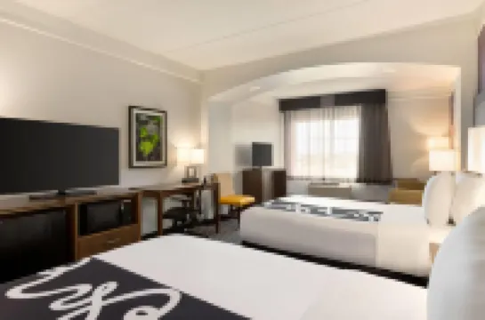 La Quinta Inn & Suites by Wyndham Arlington North 6 Flags Dr Hotels in Arlington