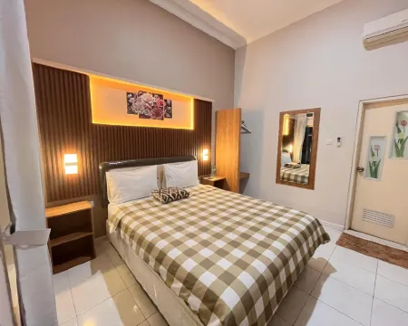 Clover Homestay Hotels in Mayangan