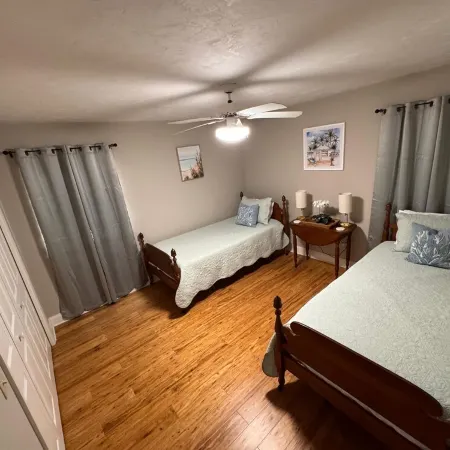 Spacious Family friendly home across from Lake Jackson, near downtown Sebring. Отели в г. Себринг