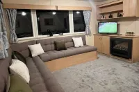 3 Bedroom Caravan - Sleeps 8 - Parking Wifi Pool